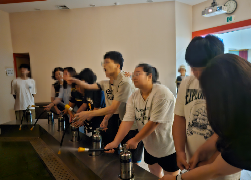 안전 수칙을 배우는 모습