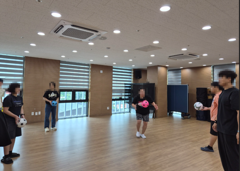 다리 사이에 피구공을 끼우고 뛰는 재미있는 운동