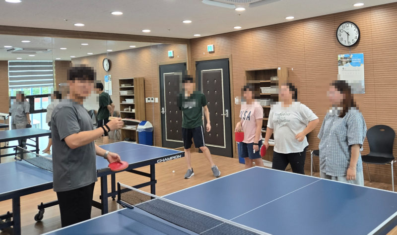 진영 하모니타운 강당에서의 탁구 연습